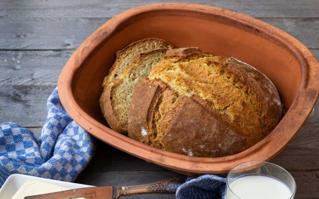 Buttermilch-Dinkelbrot im Römertopf | Einfaches Rezept