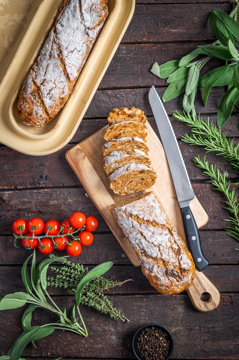 Mediterranes Baguette mit Oliven und getrockneten Tomaten Rezept