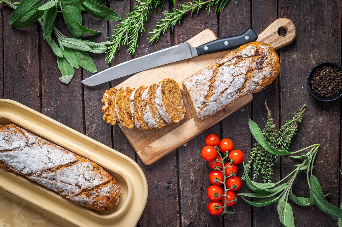 Mediterranes Baguette mit Oliven und getrockneten Tomaten Rezept