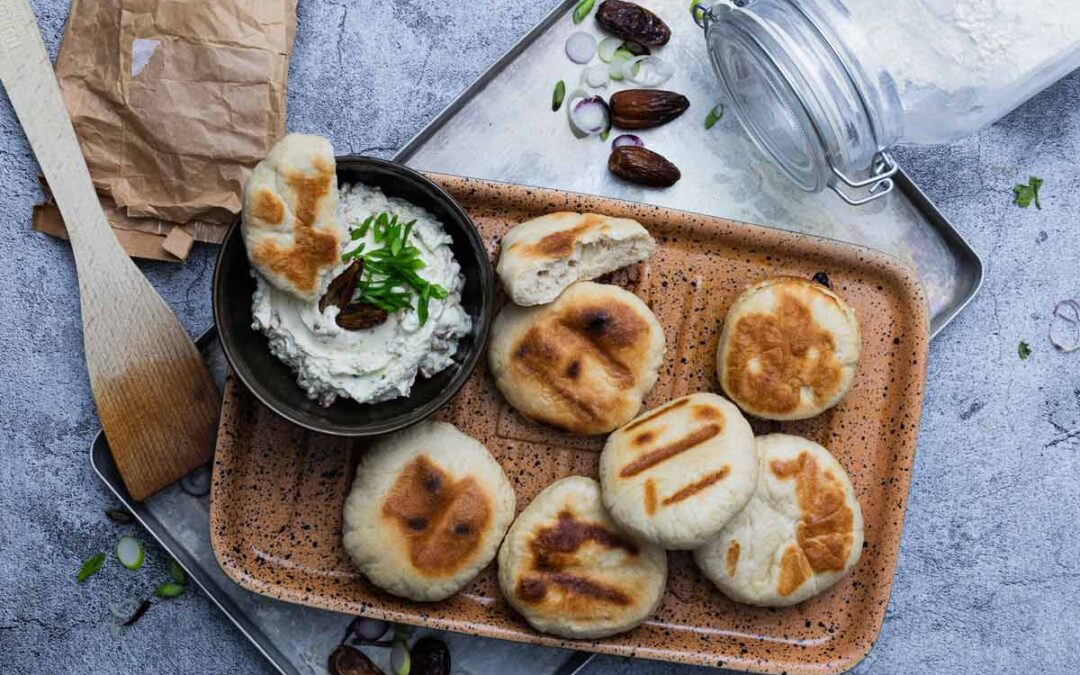 Leckere Grillbrote mit Frischkäse-Dattel-Dip | Rezept