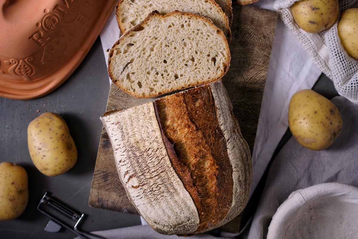 Kartoffelbrot im Römertopf: Aromatisch, fluffig & bekömmlich