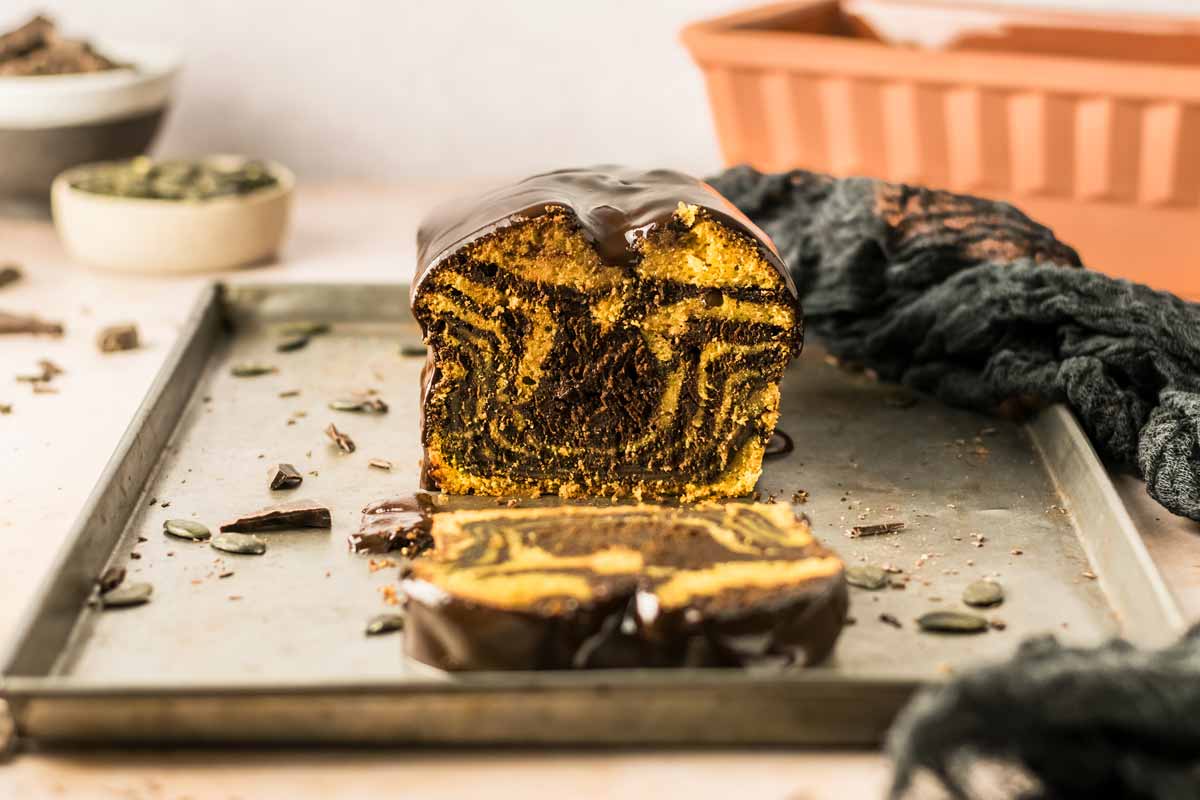 Zebra Kürbiskuchen mit dunkler Schokolade im Römertopf