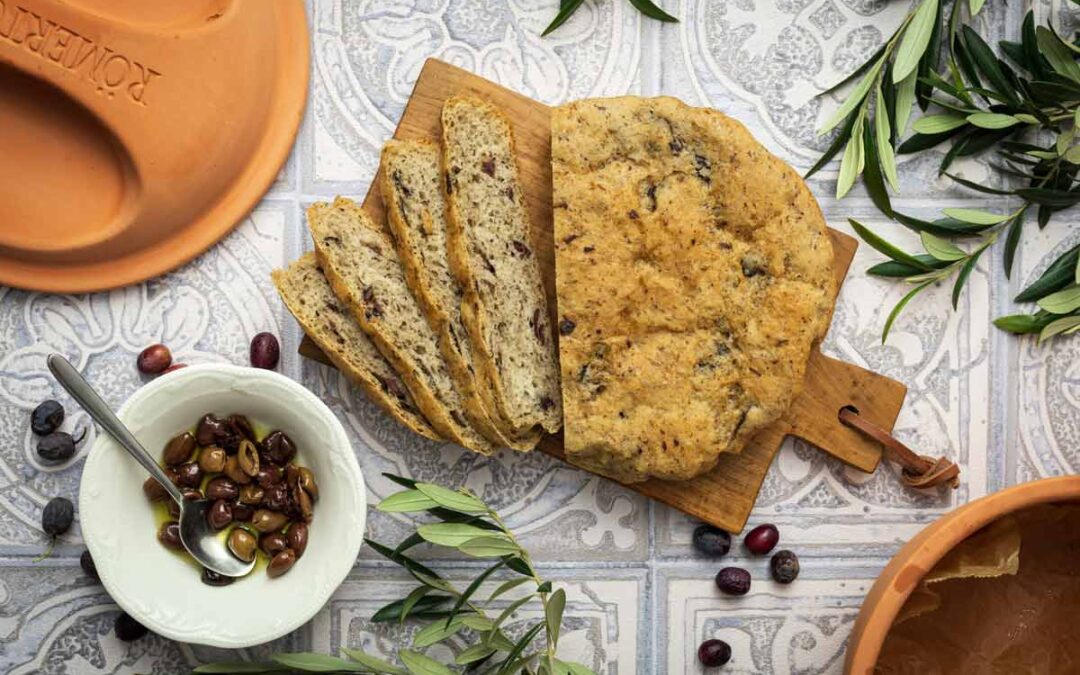 Fladen-Olivenbrot im Römertopf – Mediterraner Genuss einfach gemacht
