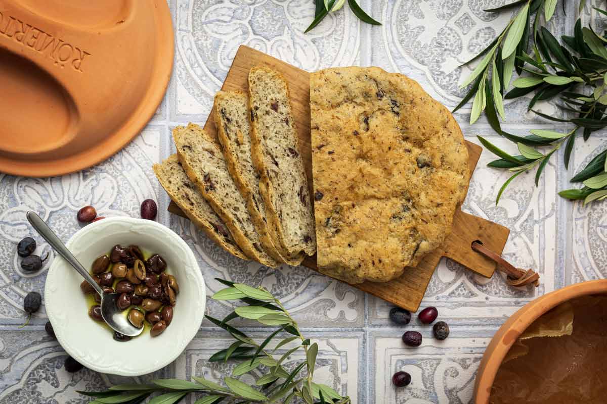 Fladen-Olivenbrot im Römertopf – Mediterraner Genuss einfach gemacht