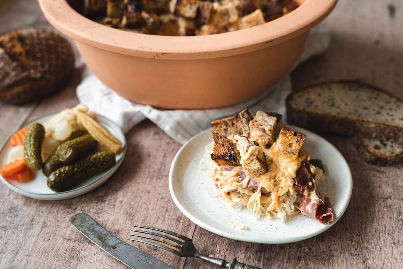 Reuben Auflauf: Herzhaftes Rezept mit Sauerkraut & Pastrami