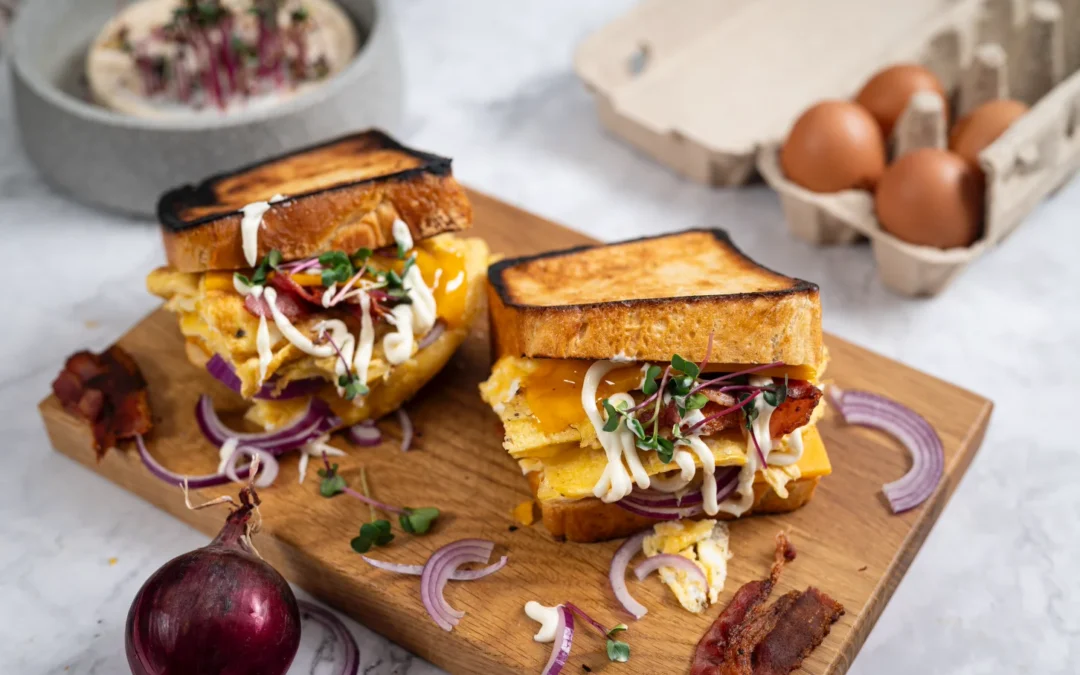 Egg Drop Sandwich mit Bacon, Cheddar & Microgreens Rezept