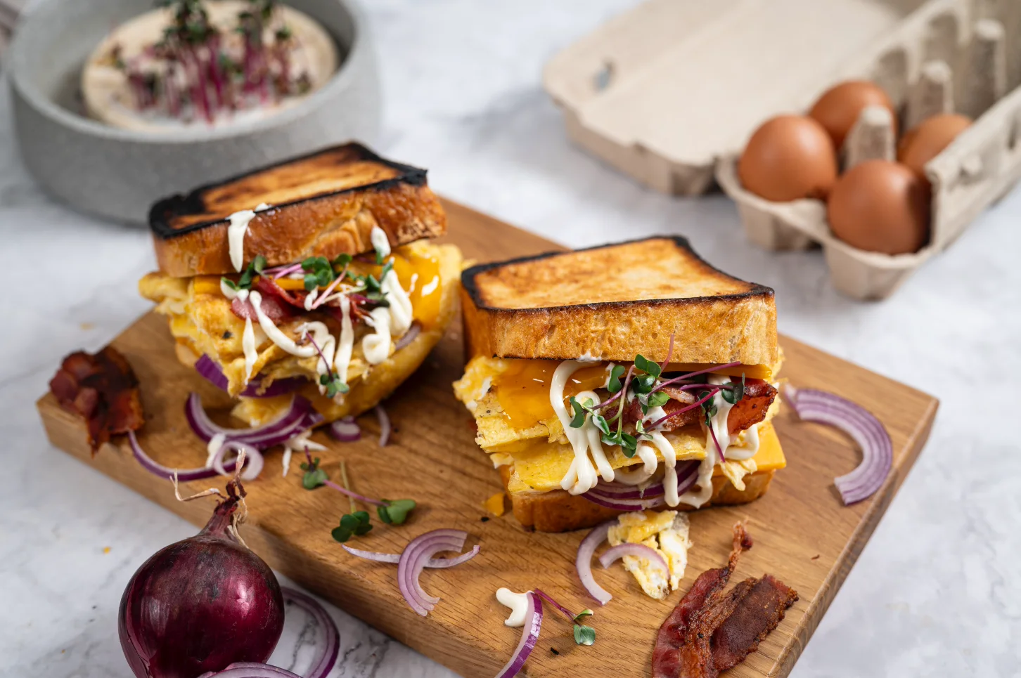 Egg Drop Sandwich mit Bacon, Cheddar & Microgreens Rezept