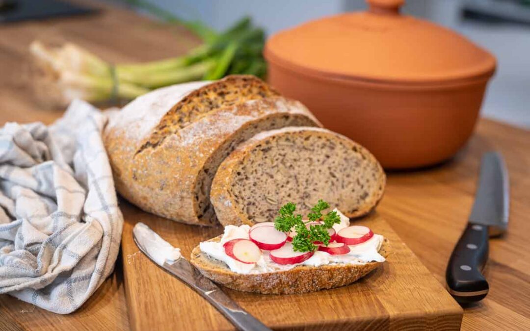 Sauerteig-Mehrkorn-Brot im Römertopf – Gesund & Aromatisch