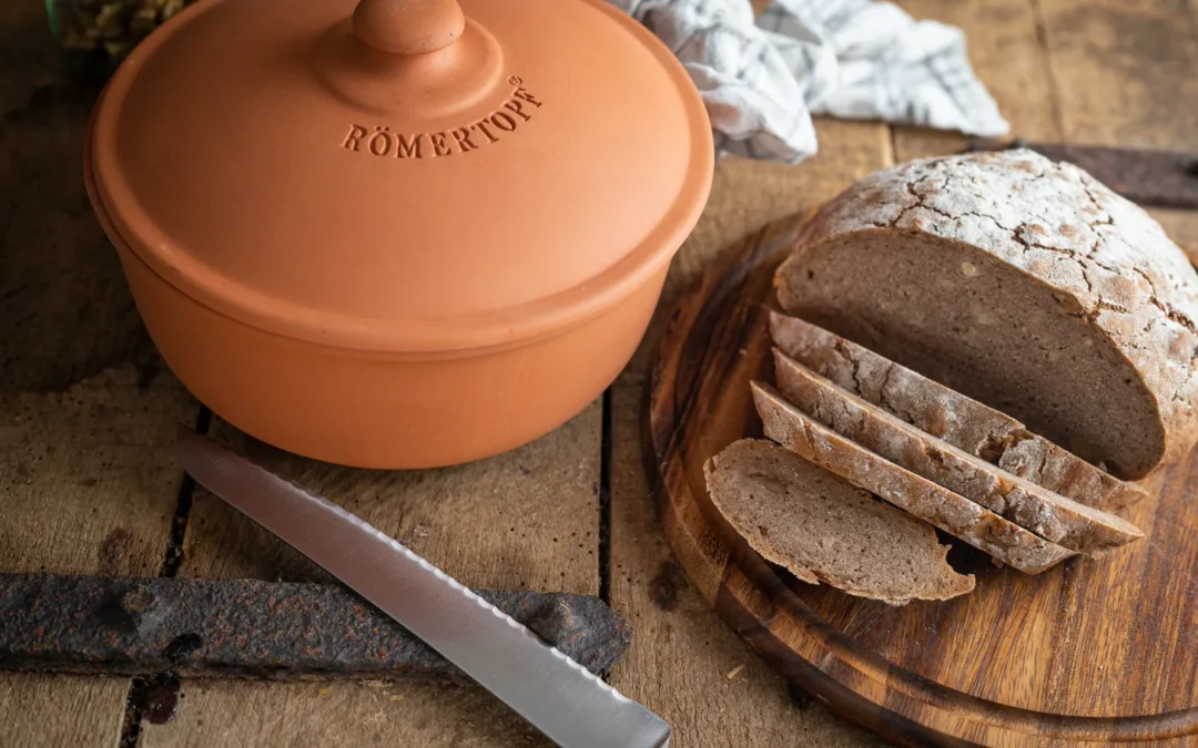 Nuss-Roggenbrot im Römertopf – Herzhaft, saftig und knusprig