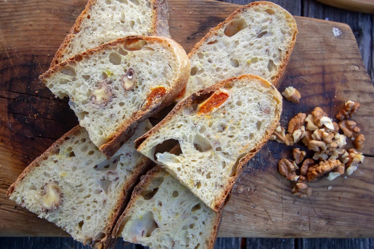 Sauerteigbrot mit Nüssen – Rezept für knusprigen Genuss Sauerteigbrot mit Nüssen – Rezept für knusprigen Genuss