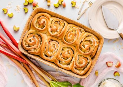Rhabarber Hefeschnecken – Fruchtig & saftig backen