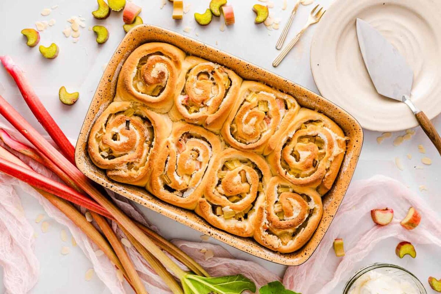 Rhabarber Hefeschnecken – Fruchtig & saftig backen