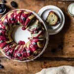 Quark-Gugelhupf im Römertopf mit Blaubeeren & Brombeerglasur