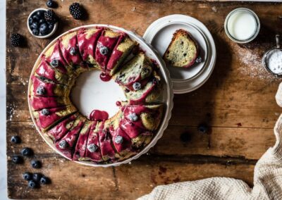 Quark-Gugelhupf mit Blaubeeren im Römertopf backen