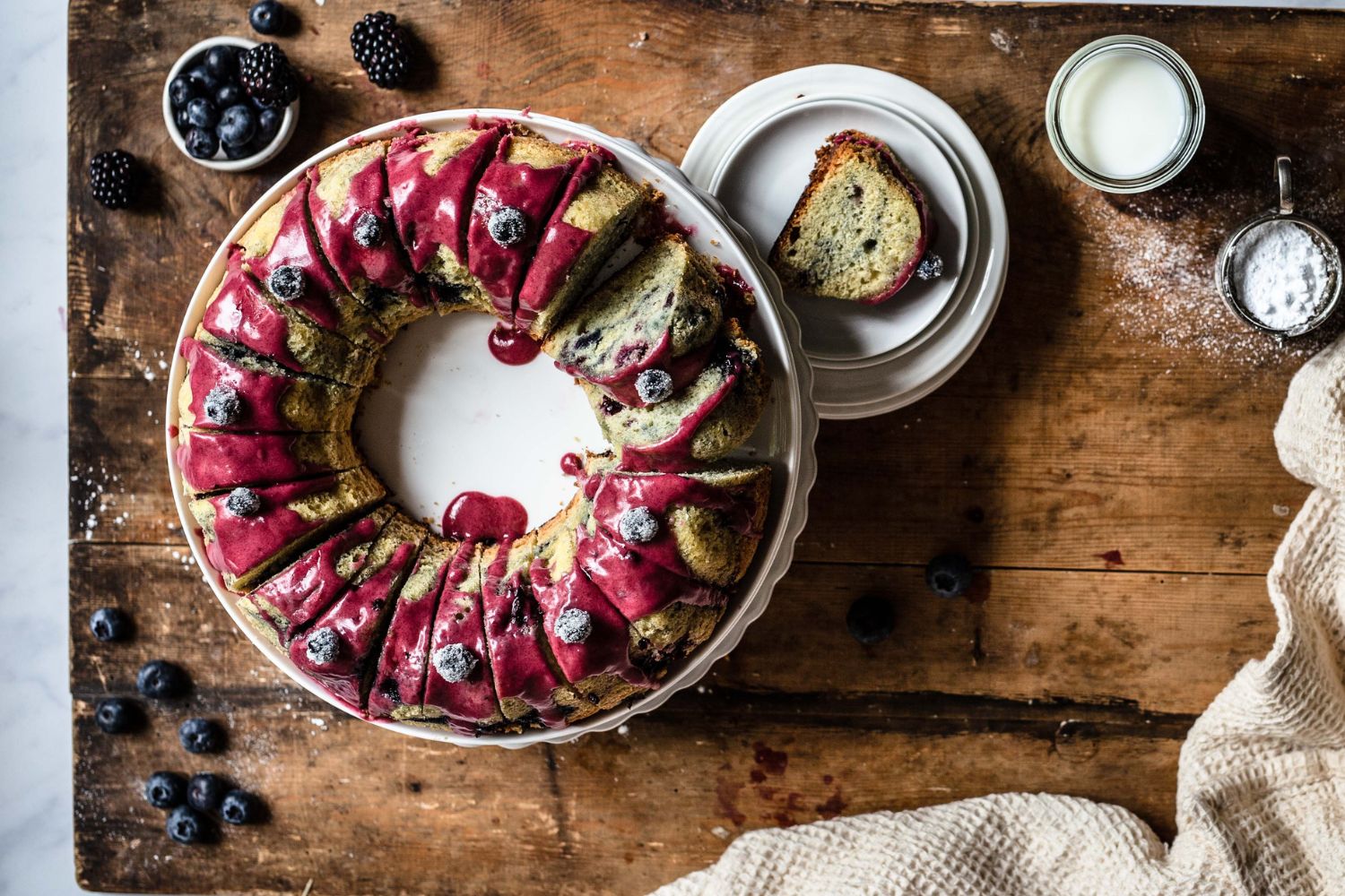 Quark-Gugelhupf mit Blaubeeren im Römertopf backen