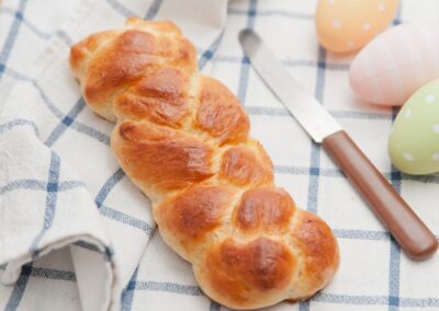 Gesunder Hefezopf – kalorienarm & eiweißreich genießen