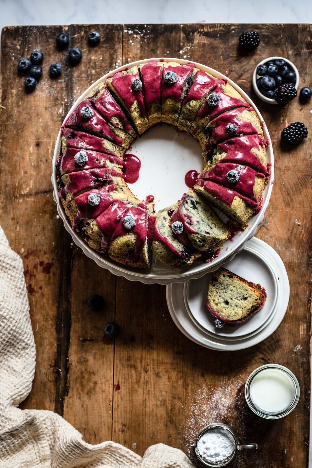 Quark-Gugelhupf im Römertopf mit Blaubeeren & Brombeerglasur Quark-Gugelhupf im Römertopf mit Blaubeeren & Brombeerglasur