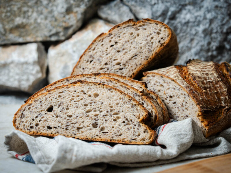Sommerbrot mit Sauerteig & Saaten – aromatisch, saftig & bekömmlich