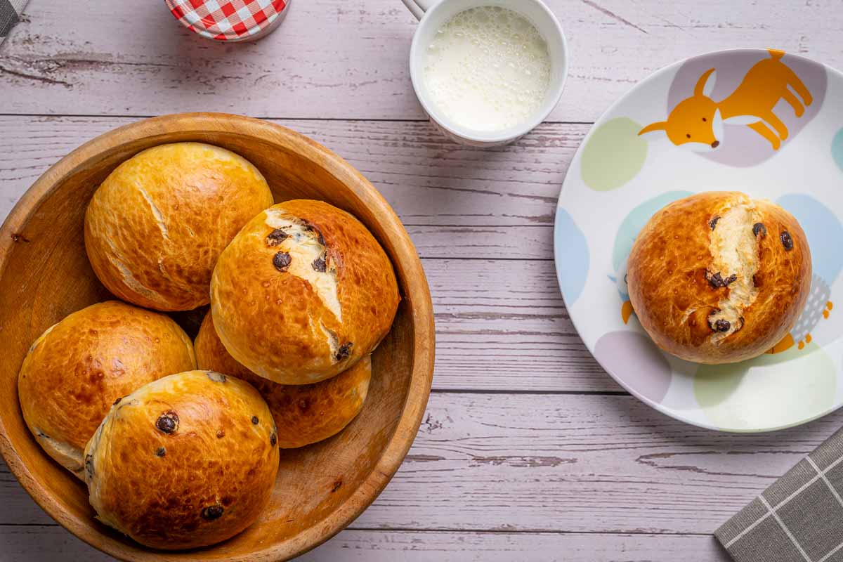 Frisch gebackene Schokobrötchen auf einem Blech, weich und goldbraun