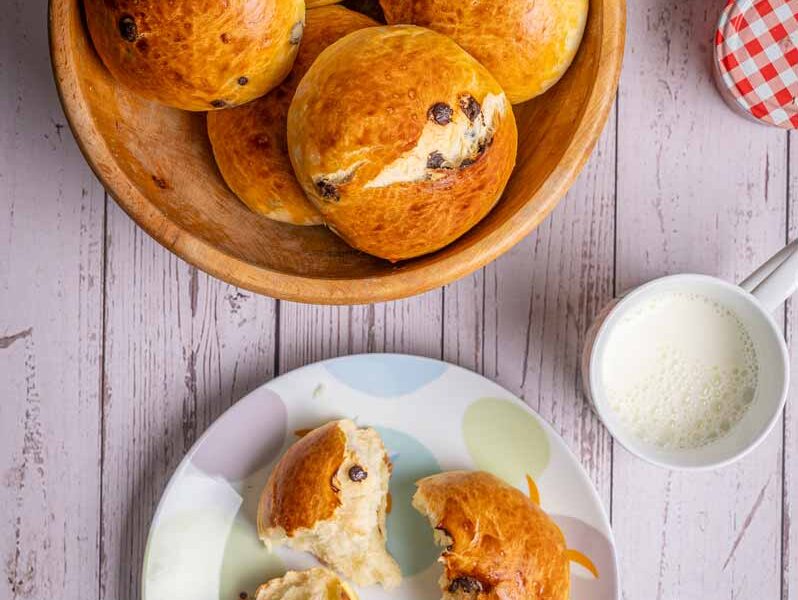 Frisch gebackene Schokobrötchen auf einem Blech, weich und goldbraun