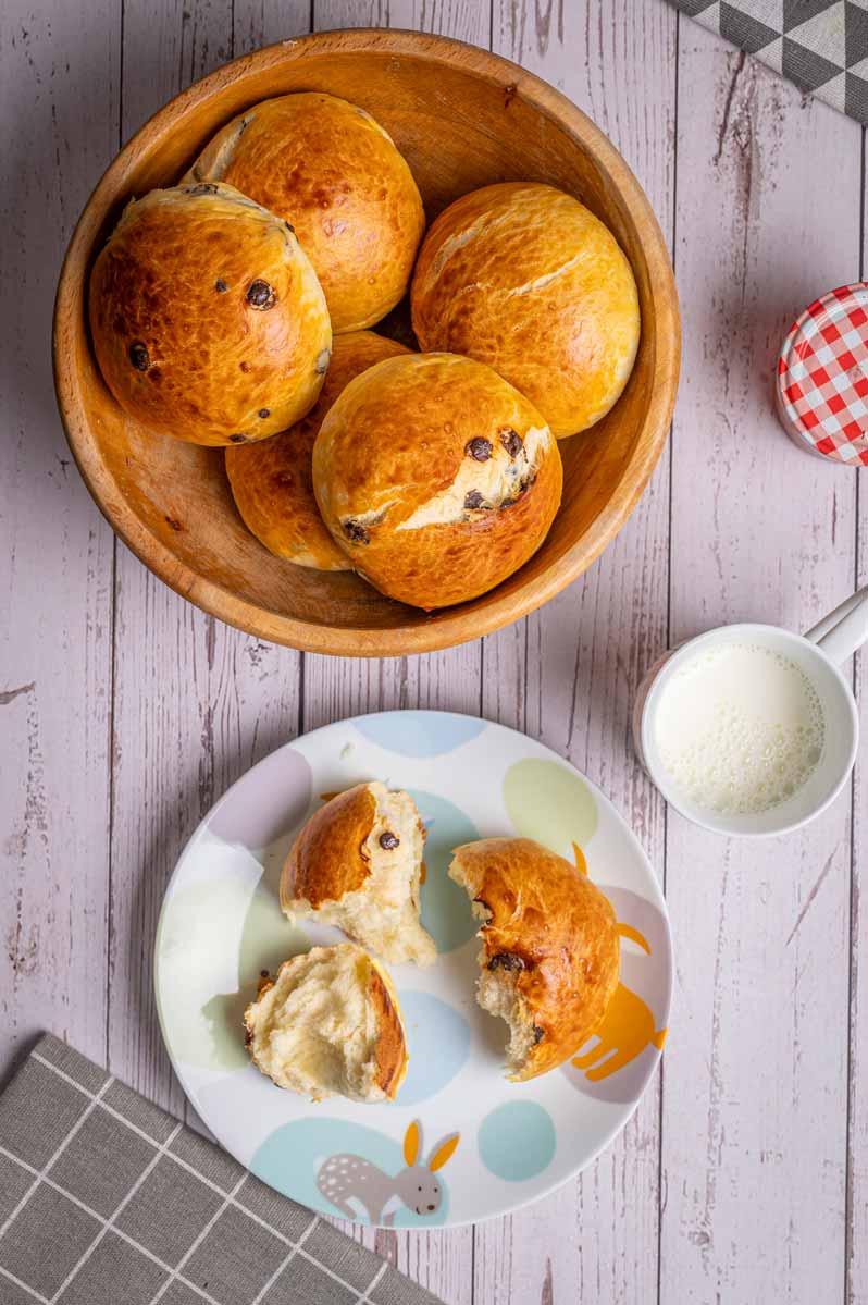 Frisch gebackene Schokobrötchen auf einem Blech, weich und goldbraun