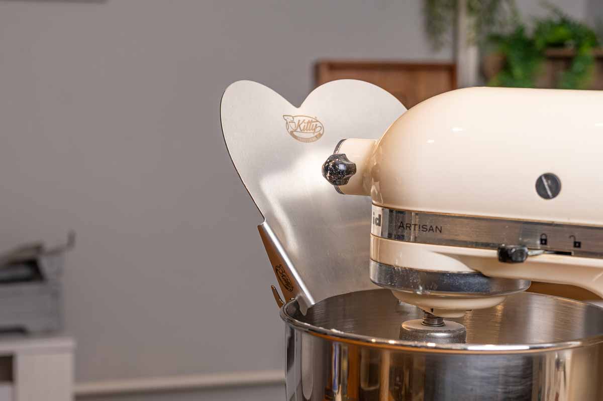 Kitty Professional Herzschütte Einfüllhilfe aus Edelstahl beim Einfüllen von Mehl in eine Küchenmaschine während des Brotbackens