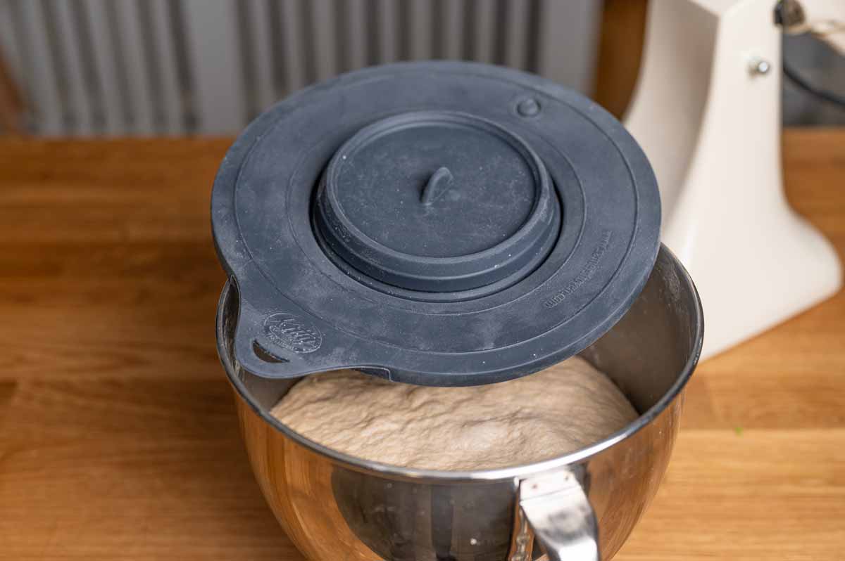 Hefeteig in einer KitchenAid 6,9 Liter Schüssel während der Gärphase, abgedeckt mit Silikon-Frischhaltedeckel
