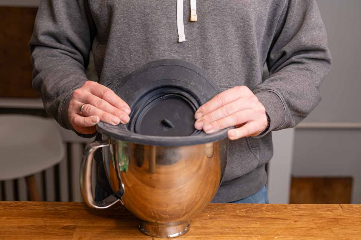 Profi-Frischhaltedeckel aus Silikon auf einer KitchenAid 6,9 Liter Edelstahl-Rührschüssel beim Brotbacken