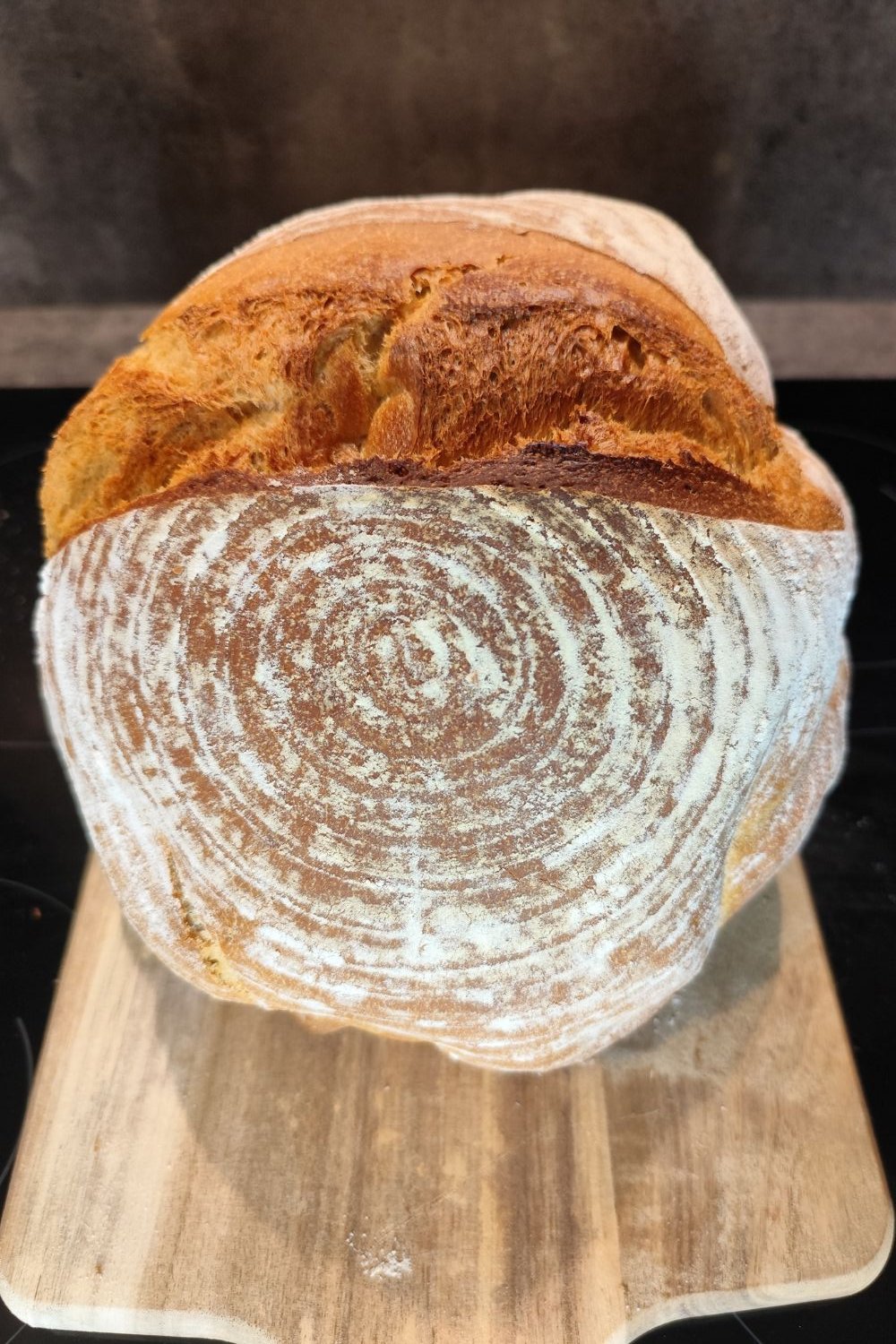 Sauerteigbrot mit einem langen Schnitt und aufgestelltem Ohr, Spiralmuster vom Gärkorb