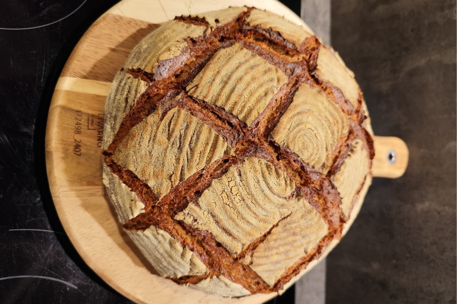 Eingeschnittenes Bauernbrot mit Rautenmuster und dunkel ausgebackenen Schnitten