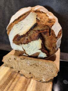Friss Dich Dumm XXL Brot angeschnitten mit grobporiger Krume