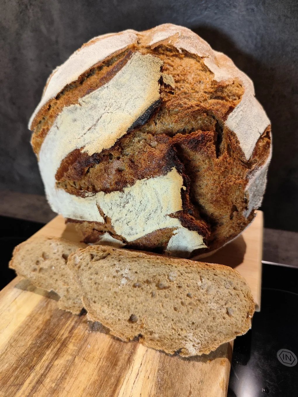 Friss Dich Dumm XXL Brot angeschnitten mit grobporiger Krume