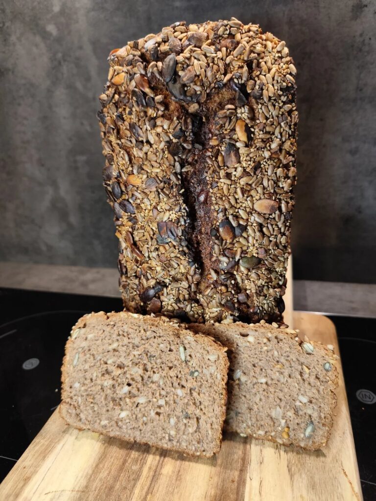 Herzhaftes Schwarzbrot mit Körnern und Buttermilch