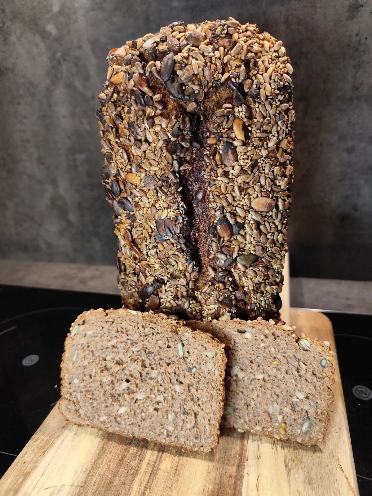 Herzhaftes Schwarzbrot mit Körnern und Buttermilch aus der Kastenform