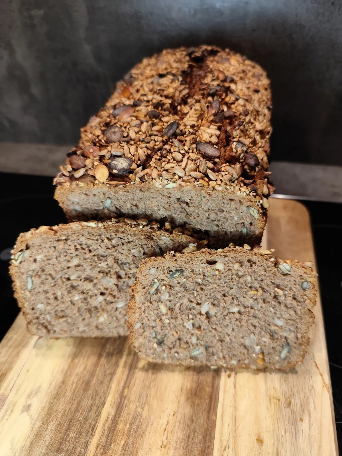 Schwarzbrot mit Körnern in Scheiben geschnitten