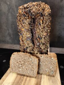 Saftige Krume vom Buttermilch-Schwarzbrot