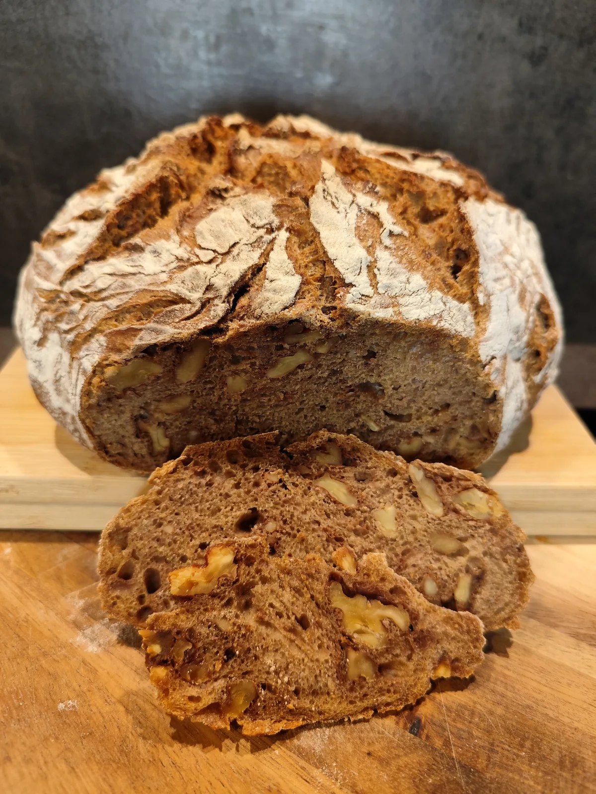 Walnuss-Kruste mit wild aufgerissener Kruste