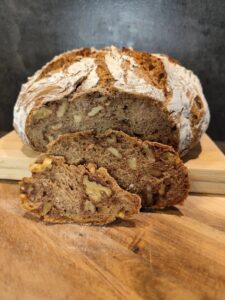 Walnussbrot angeschnitten mit Walnüssen in der Krume