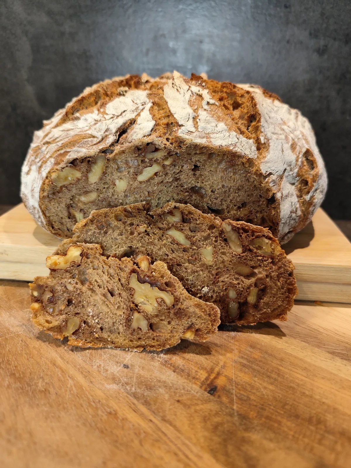 Walnussbrot angeschnitten mit Walnüssen in der Krume