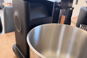 Wilfa Probaker mit Edelstahlschüssel auf der Arbeitsfläche
